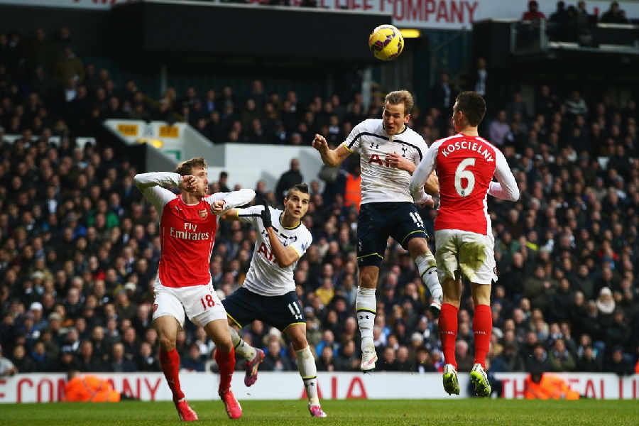  曼城铁卫头槌制胜，连续十场零封创英超新纪录  